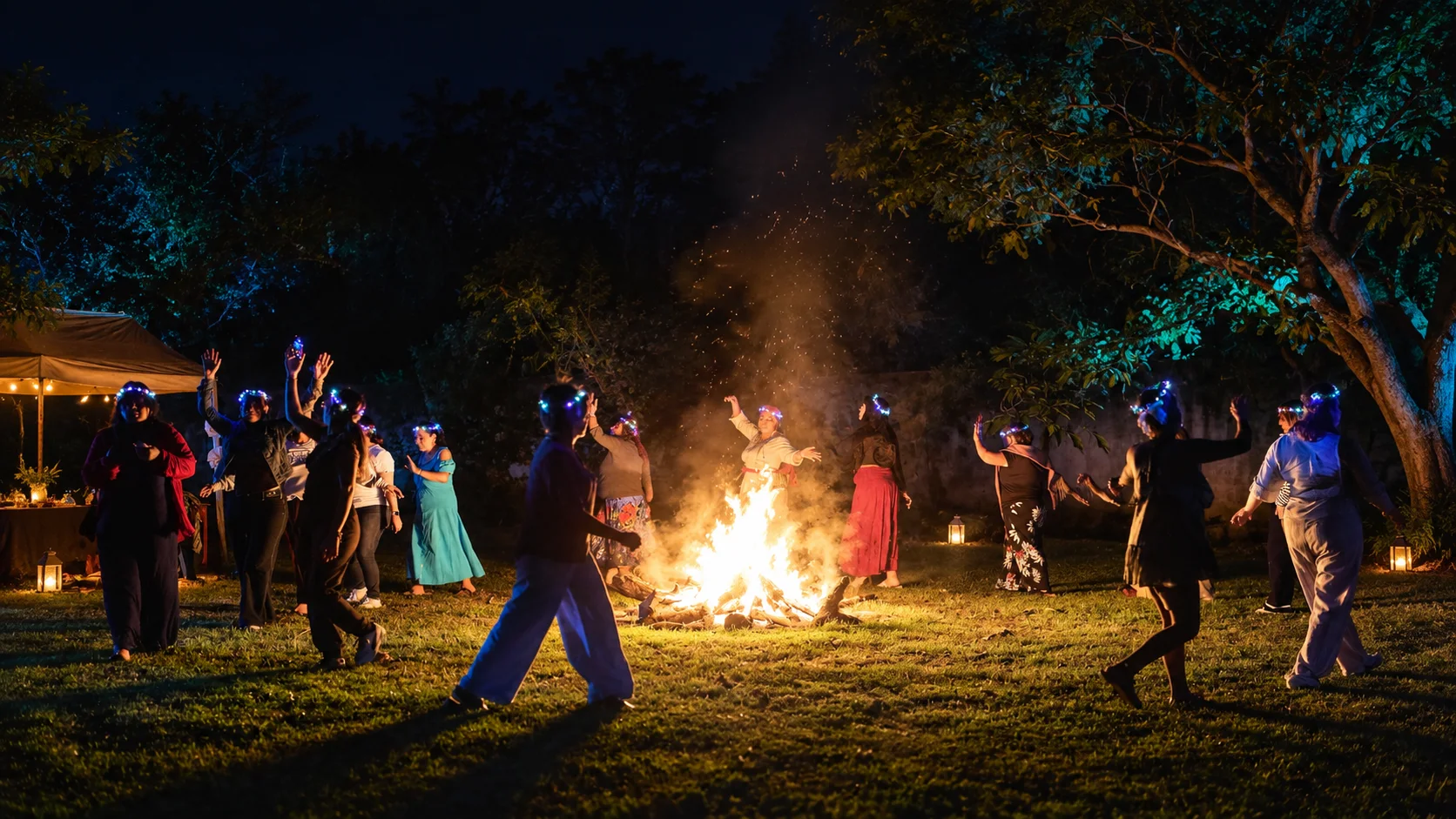 Encuentro nocturno alrededor del fuego durante un retiro
